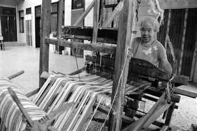 大荔87岁老人几十年爱织布